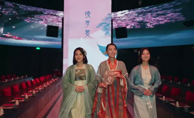 三位美女穿上華麗的古代漢服。