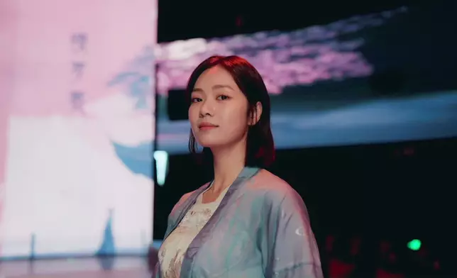 三位美女穿上華麗的古代漢服。