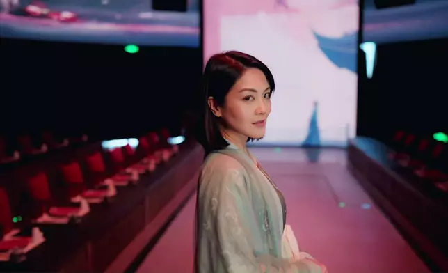 三位美女穿上華麗的古代漢服。