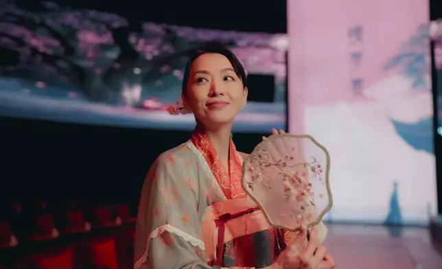 三位美女穿上華麗的古代漢服。