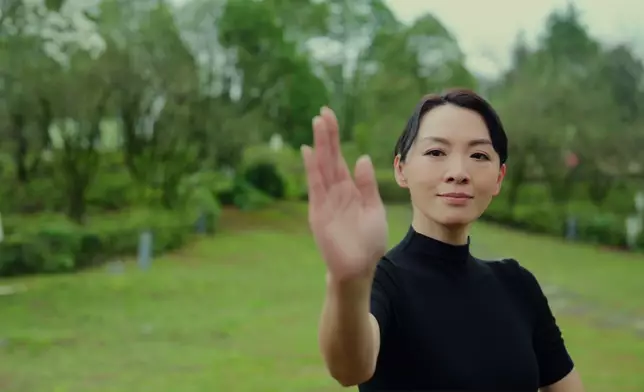 凍齡美女煒哥大耍太極 動作相當行雲流水。