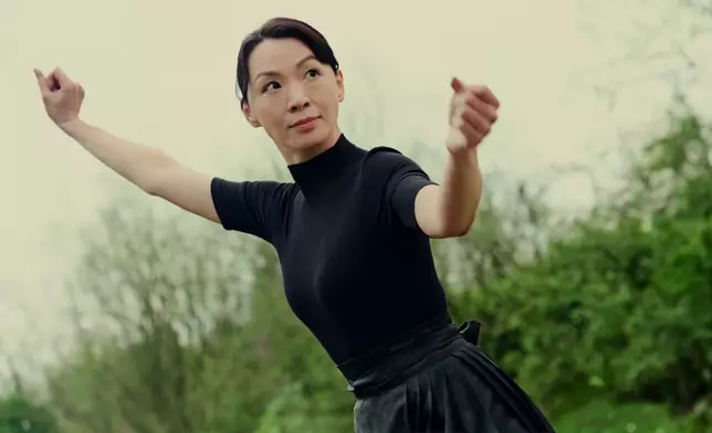 凍齡美女煒哥大耍太極 動作相當行雲流水。
