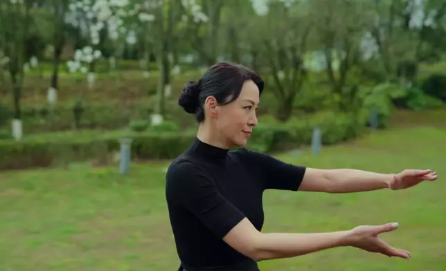 凍齡美女煒哥大耍太極 動作相當行雲流水。