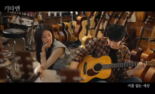 《Guitar Man》由李善正親自投資和執導，並飾演男主角。影片截圖