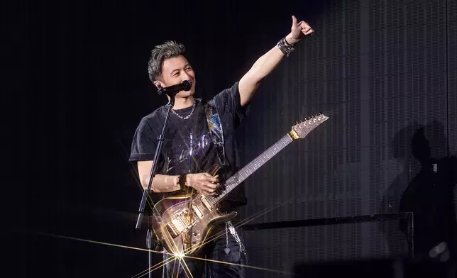 想看他過去演唱會經典的動作「掟爛結他」