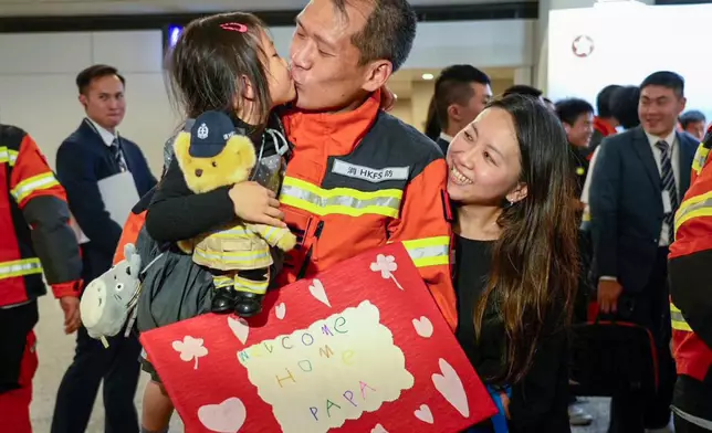 不少隊員獲家人接機。消防處FB圖片