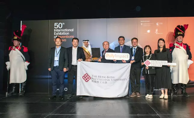 由理大鍾士元爵士精密工程教授及精密工程講座教授容啟亮教授領導的研究團隊與中國空間技術研究院合作研製所研發的「用於嫦娥五號及六號月球採樣返回任務之表取採樣執行裝置」榮獲沙特阿拉伯卓越創新奬—教育部大獎及評審團嘉許金獎 。理大FB圖片