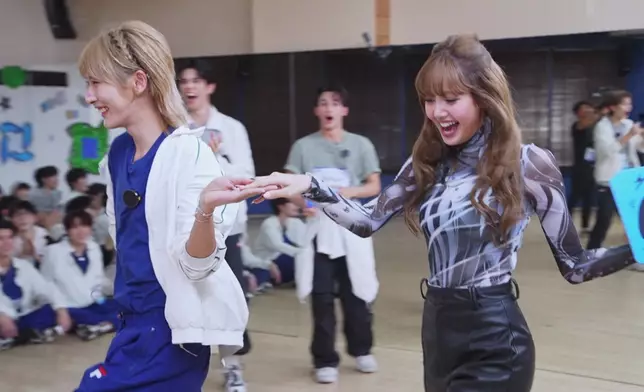 Lisa跟學員共舞。