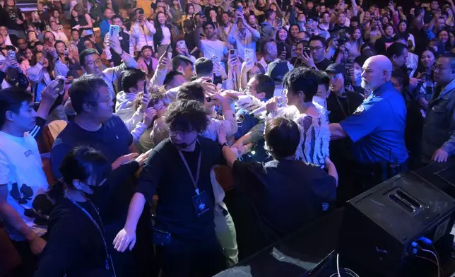 Gigi走落台時歌迷一湧而上