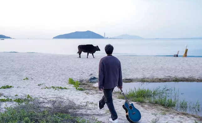 Jay險被地上的植物絆倒，他立即執生自轉一圈穩住腳步