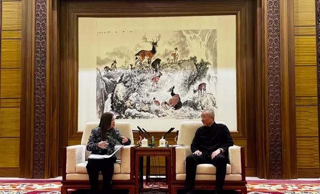 羅淑佩（左）拜會國家文化和旅遊部副部長高政（右）。政府新聞處圖片