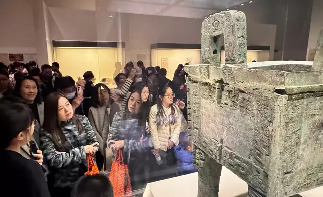 羅淑佩（左三）參觀國家博物館內《古代中國》展覽。 政府新聞處圖片