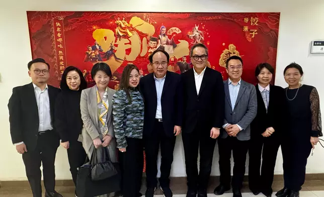 羅淑佩（左四）、常任秘書長沈鳳君（左三）、副秘書長謝詠誼（左二）、文創產業專員曾昭學（右四）和文創產業助理專員／香港電影發展局秘書長麥聖希（左一）與毛羽（中）合照。 政府新聞處圖片