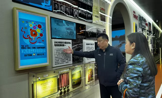 羅淑佩（右）參觀國家體育總局訓練局榮譽館，並聽取國家體育總局訓練局局長楊新利（左）介紹館內展品。 政府新聞處圖片