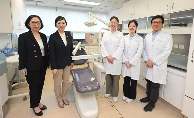 首批非本地培訓牙醫加入衞生署服務公眾。政府新聞處圖片