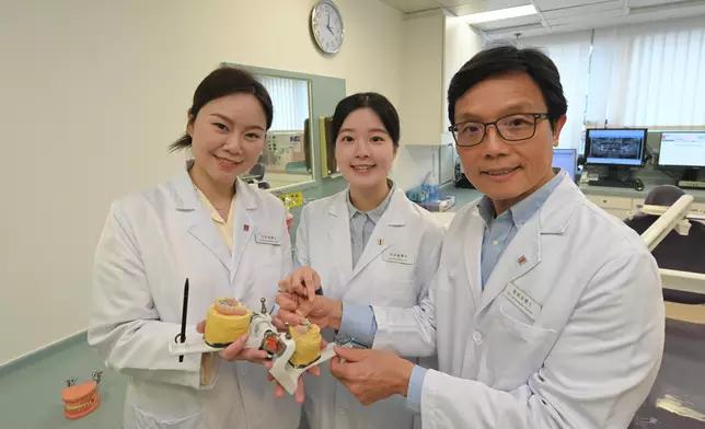 三位非本地培訓牙醫檢視一個牙托。 政府新聞處圖片