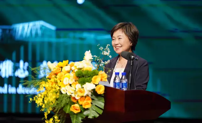 教育局局長蔡若蓮在珠海出席北師香港浸會大學二十周年校慶，並在典禮上致辭。 政府新聞處圖片