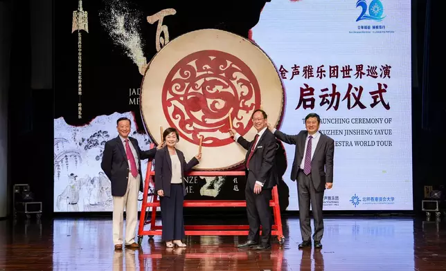 蔡若蓮（左二）、香港浸會大學校長衞炳江（右二）、北師港浸大校長陳致（右一）與創校校長吳清輝（左一）在典禮上合照。 政府新聞處圖片