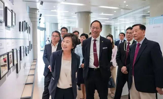 蔡若蓮在珠海參觀北師香港浸會大學校園設施。 政府新聞處圖片