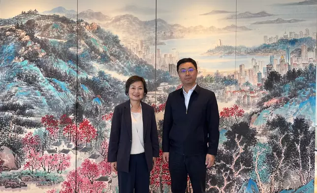 蔡若蓮（左）在珠海與珠海市市長吳澤桐（右）會面。 政府新聞處圖片