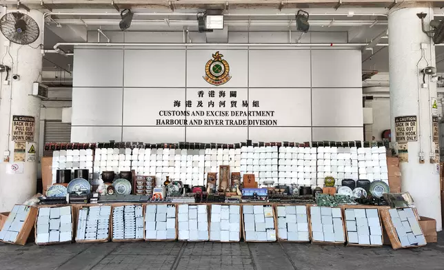 ​香港海關偵破一宗海路走私案件並檢獲約7000千萬元貨物。政府新聞處圖片