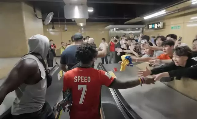 進入灣仔港鐵站。IShowSpeed YT
