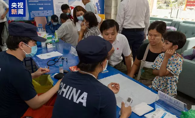 央視新聞報道，中國國際救援隊聯同中國救援隊及中國香港救援隊，繼續在緬甸曼德勒市受災群眾安置點義診。（央視新聞圖片）