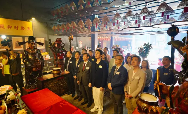 東華三院主席何猷啟先生（前排右三）為「油麻地天后誕」主禮，帶領一眾董事局成員和嘉賓進行賀誕，酬謝神恩，並為市民祈福消災，祝願香港繁榮安定。