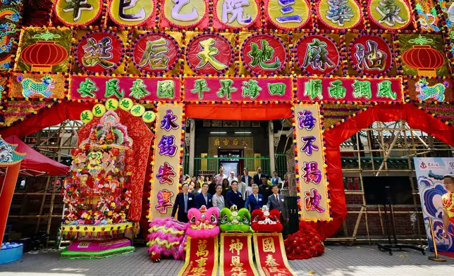 東華三院主席何猷啟（前排右三）連同其他主禮嘉賓，包括古物諮詢委員會主席許焯權教授（前排右二）、香港道教聯合會副主席黃任賢道長（前排右一）、油尖旺民政事務專員余健強太平紳士（前排左三）、華人廟宇委員會委員財務及管理小組主席黃光耀MH（前排左二）及華人廟宇委員會委員文化及宣傳小組主席黃成益博士MH（前排左一）、董事局成員和高級職員一同於「油麻地天后誕」特色花牌前合照。