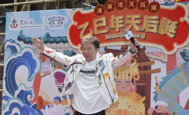 廟街王子尹光為活動大展歌藝。