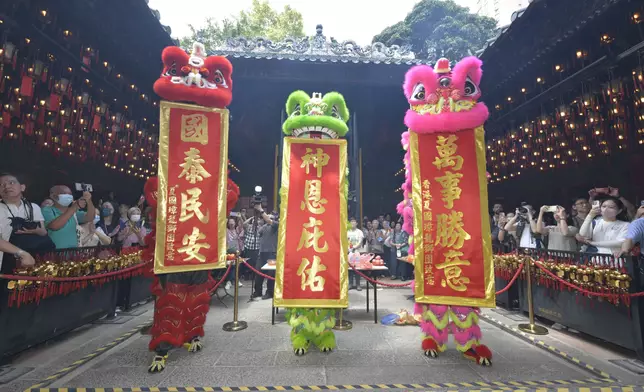 醒獅表演吸引了不少善信圍觀拍照。
