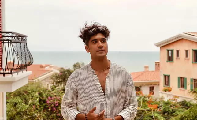 布樂文身材健碩、除咗踢足球，佢仲識玩滑浪