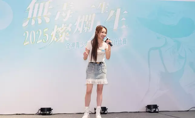 曹敏寶現場演繹歌曲《信》和《未結束的故事》。