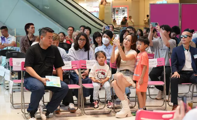 曹敏寶當日獲老公Albert Lam和一對仔女撐場。