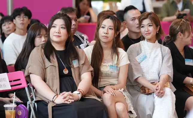 Kellyjackie、曹敏寶和邱芷微一同欣賞《無毒一生，燦爛人生2025》全港青少年造型設計比賽。