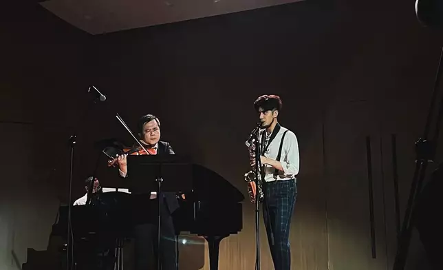 佢坐擁色士風八級演奏資格