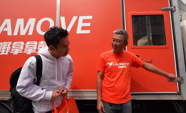 孔德賢跟KK師傅去幫人搬屋。