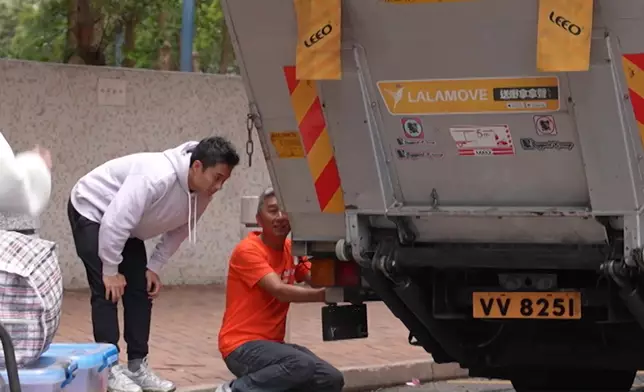 孔德賢跟KK師傅去幫人搬屋。