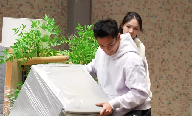 細心唔代表唔會出錯，孔德賢錯把雪櫃橫放，上車按掣又手滑險些連人帶貨向前傾，幸好在錯誤中又學到新嘢。