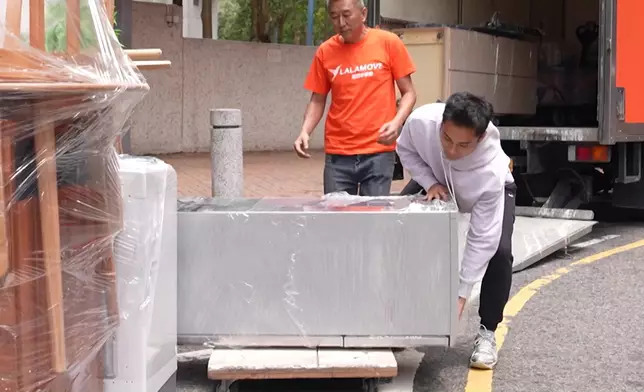 細心唔代表唔會出錯，孔德賢錯把雪櫃橫放，上車按掣又手滑險些連人帶貨向前傾，幸好在錯誤中又學到新嘢。