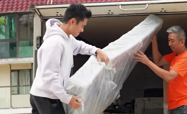 孔德賢之後就好小心翼翼咁搬嘢，都說認真工作的男人最吸引。