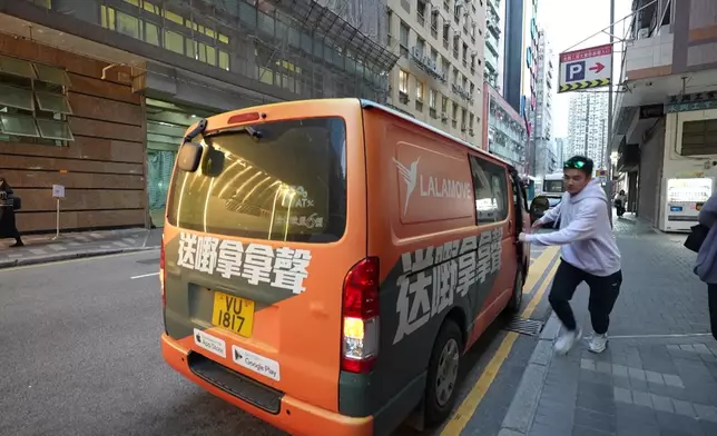 途中聽到車尾發出巨響，Danny即時落車救畫。