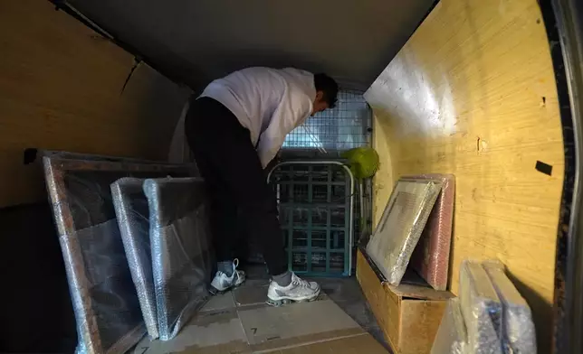 途中聽到車尾發出巨響，Danny即時落車救畫。