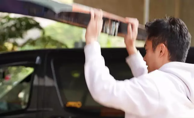 途中聽到車尾發出巨響，Danny即時落車救畫。