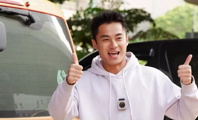 途中聽到車尾發出巨響，Danny即時落車救畫。