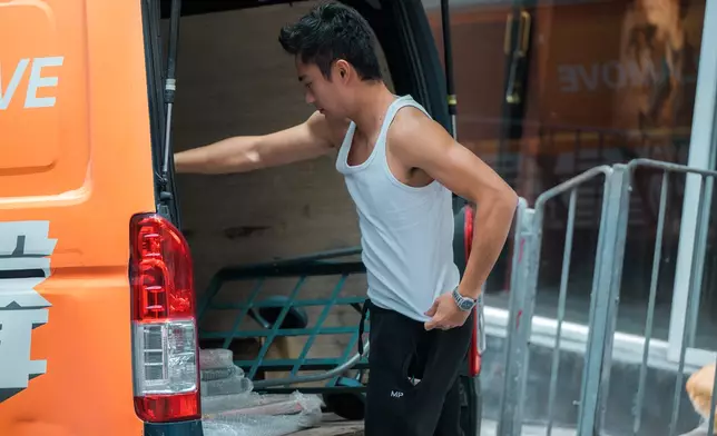 途中聽到車尾發出巨響，Danny即時落車救畫。