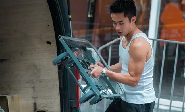 途中聽到車尾發出巨響，Danny即時落車救畫。