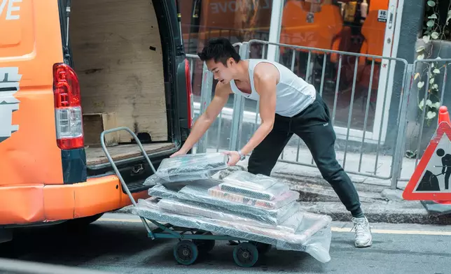 途中聽到車尾發出巨響，Danny即時落車救畫。