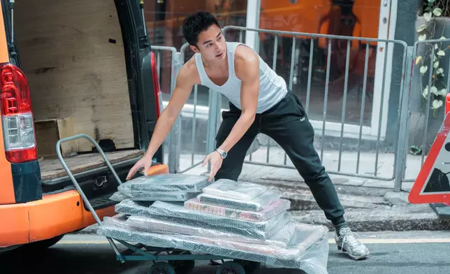 途中聽到車尾發出巨響，Danny即時落車救畫。