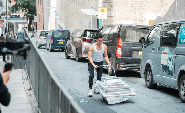 途中聽到車尾發出巨響，Danny即時落車救畫。